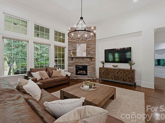 4th image of 221 Glenmoor Dr