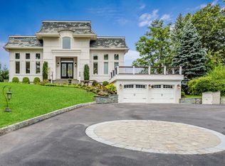 14 Creek Ln, Oyster Bay, NY 11765