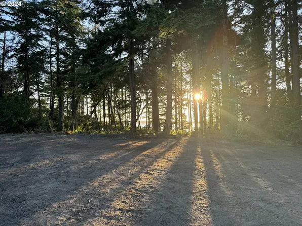 1210 Seagate Ave, Coos Bay, OR 97420