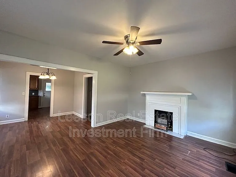 225 E Elmwood St — Photo 2