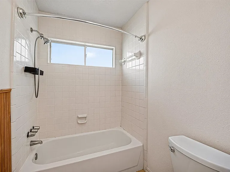 2411 Charter Oaks Ct — Photo 24