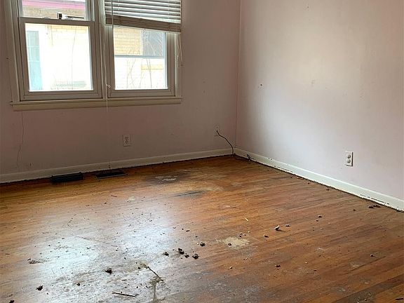 4th image of 1304 N Oak St