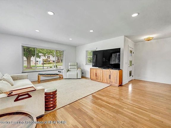 3rd image of 1533 Cambridge Rd