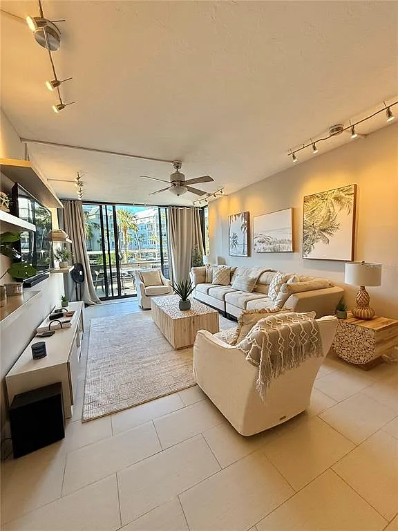 2 bed, 2.0 bath, 1152 sqft, $7,850 — Photo 2