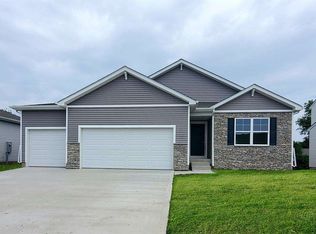 7618 Crossroads Dr SW, Cedar Rapids, IA 52404