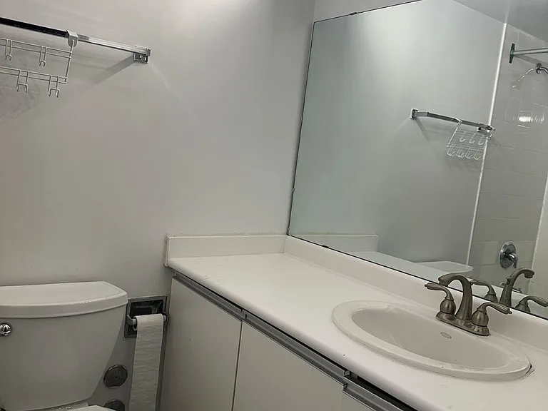 5765 N Yonge St #1504 — Photo 12