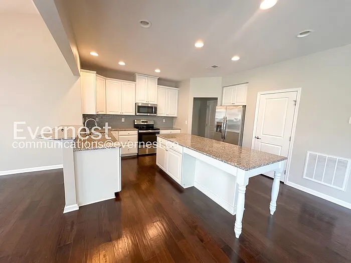 206 Welcombe St — Photo 6