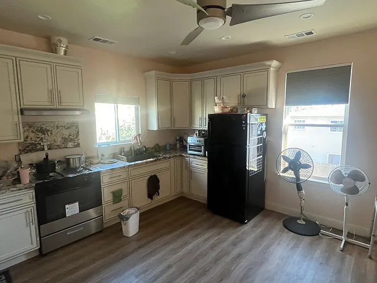 696 Vine St — Photo 7