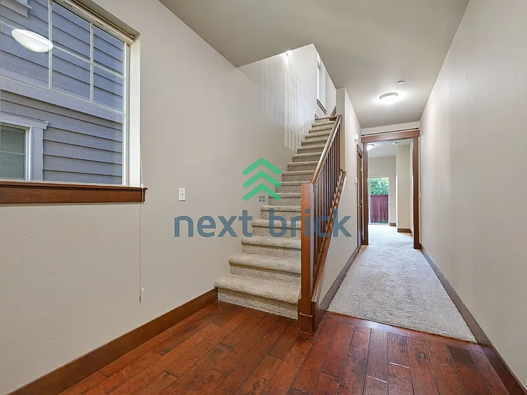3813 NE 3rd Pl — Photo 8