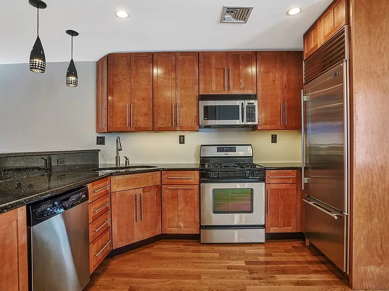 531 Court St — Photo 3