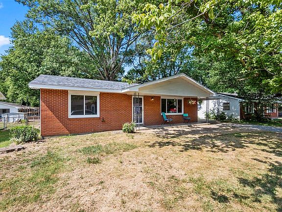 2nd image of 1205 Forest Ln