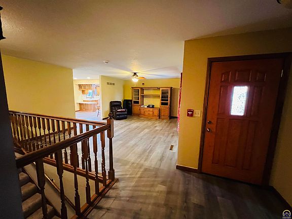 5th image of 824 Hillcrest Dr