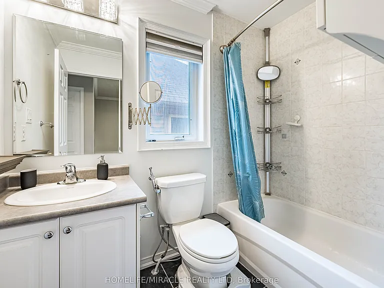 419 Rossland Rd E — Photo 37