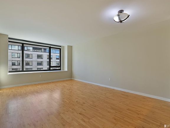 4th image of 260 King St Unit 611