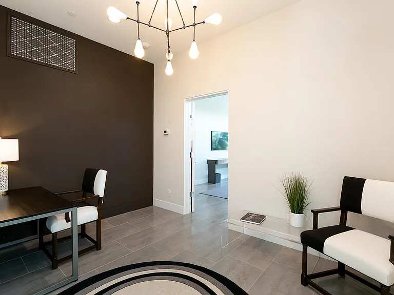 Office/study area for your laptop between the two bedrooms.