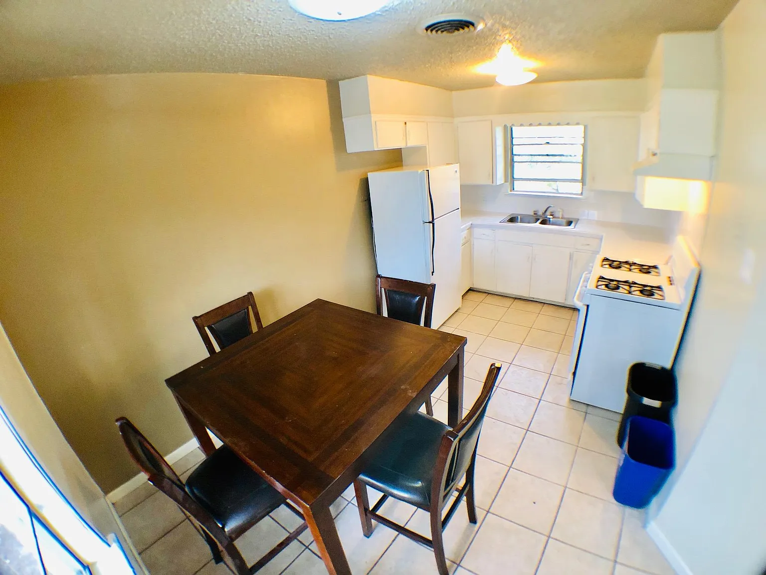 2 bed, 1.0 bath, 886 sqft, $1,595 — Photo 3