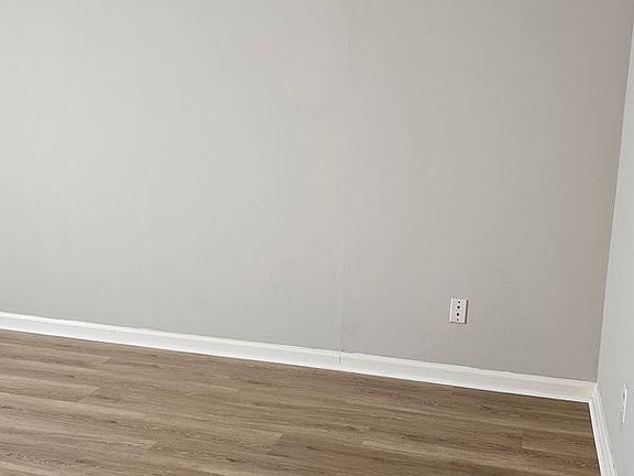 5th image of 2214 Jerry Jones Dr