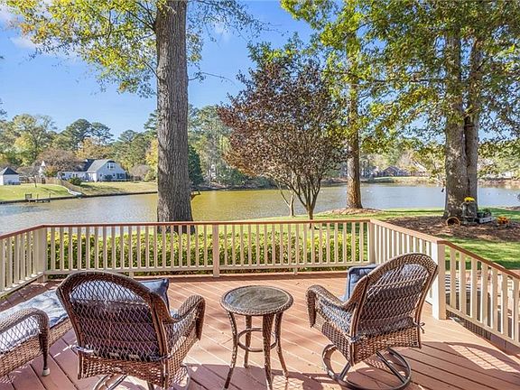 OMG...just imagine yourself here with your morning coffee or your afternoon libations.  Serene and peaceful!