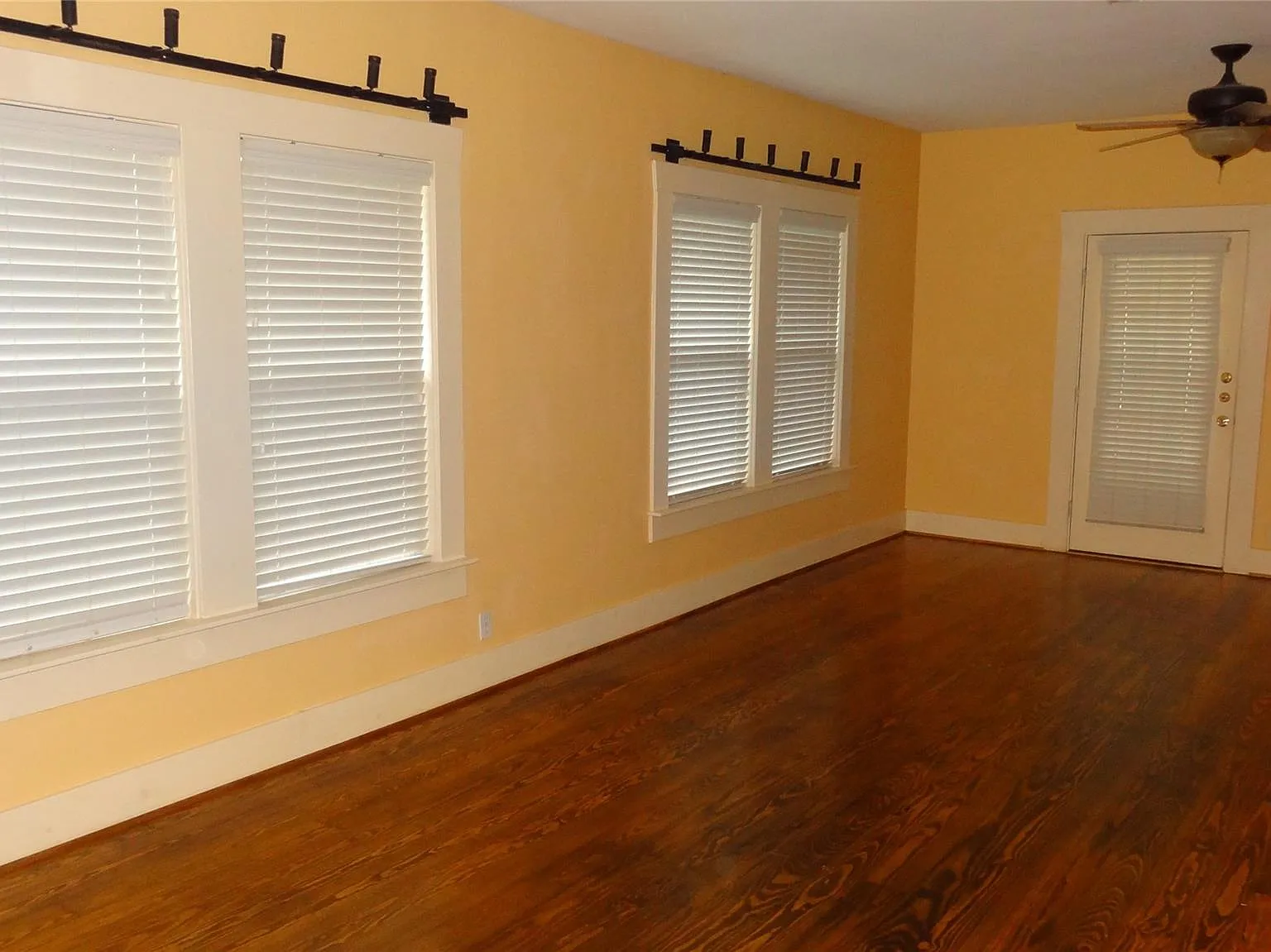 2 bed, 2.0 bath, 2104 sqft, $2,300 — Photo 4