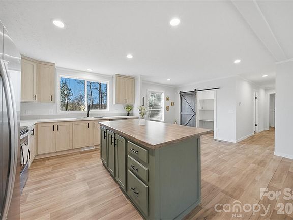 5th image of 4186 Maple Trl