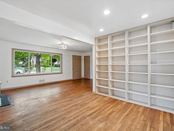 4th image of 10909 Fleetwood Dr