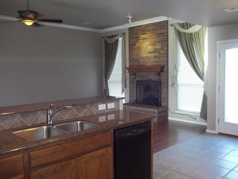 214 S Charles Dr — Photo 3