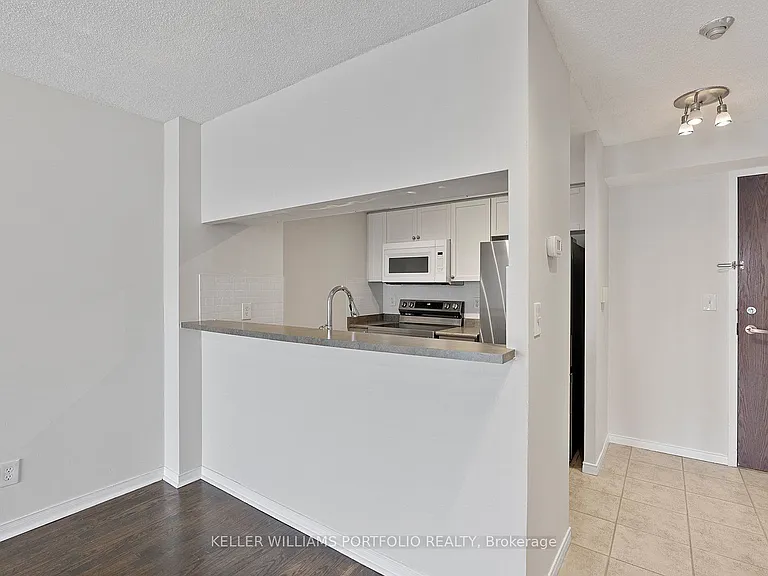 1829 Queen St E #408 — Photo 7