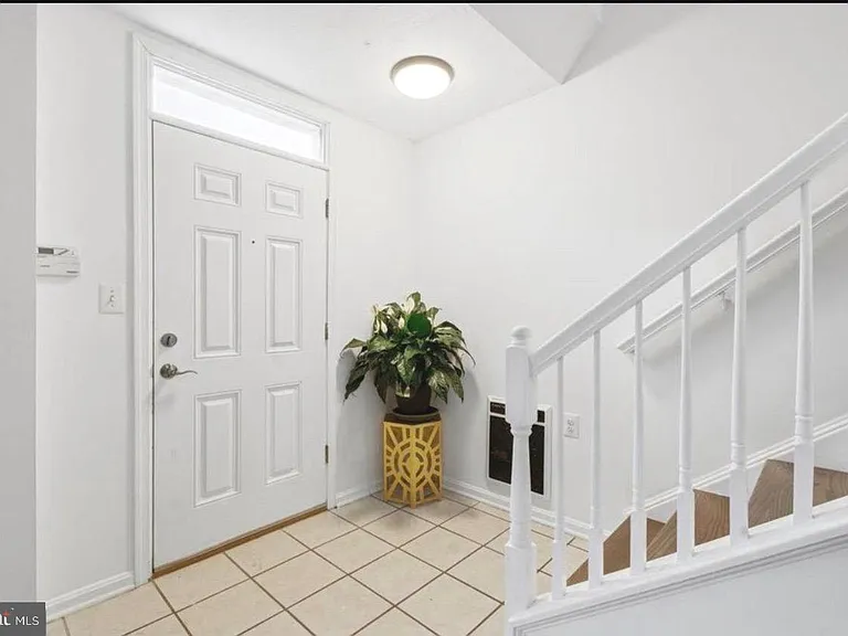 21845 Jarvis Sq — Photo 4