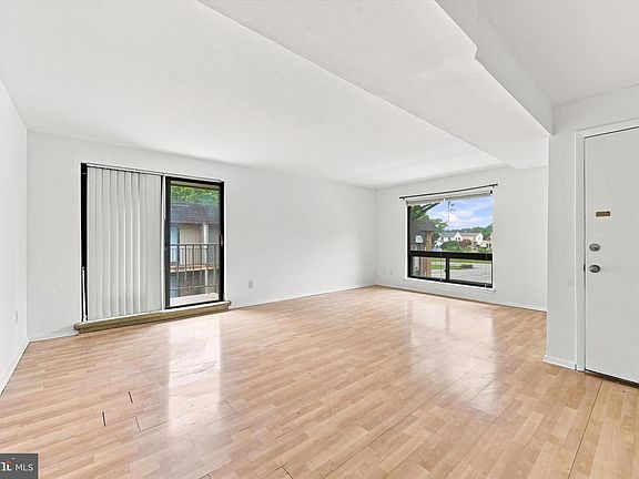 2nd image of 822-A Putnam Blvd