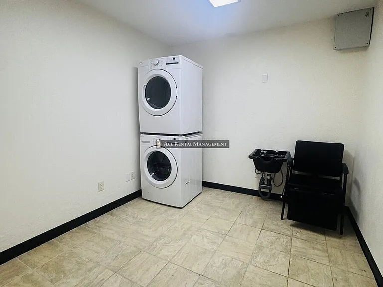 2905 Nederland Ave — Photo 9