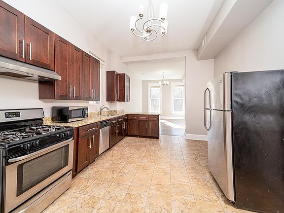 3rd image of 943 N Ashland Ave APT 3F
