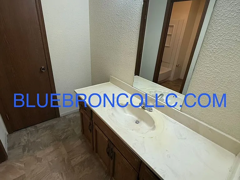 111 SW Oxford Pl — Photo 8