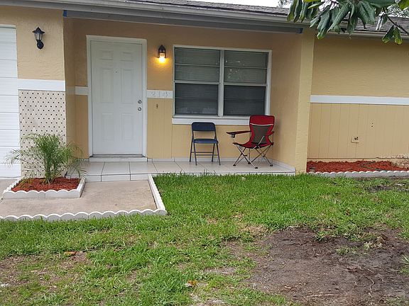 5th image of 214 E Cedarwood Cir