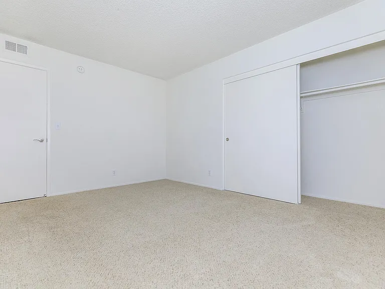 Country Hills Apartment Homes — Photo 34