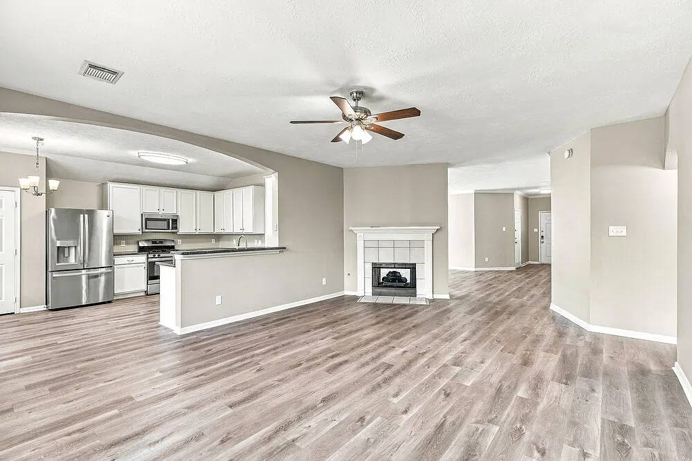 4 bed, 2.0 bath, 2173 sqft, $2,305 — Photo 3