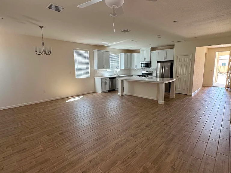 2183 N Renn Ave — Photo 21