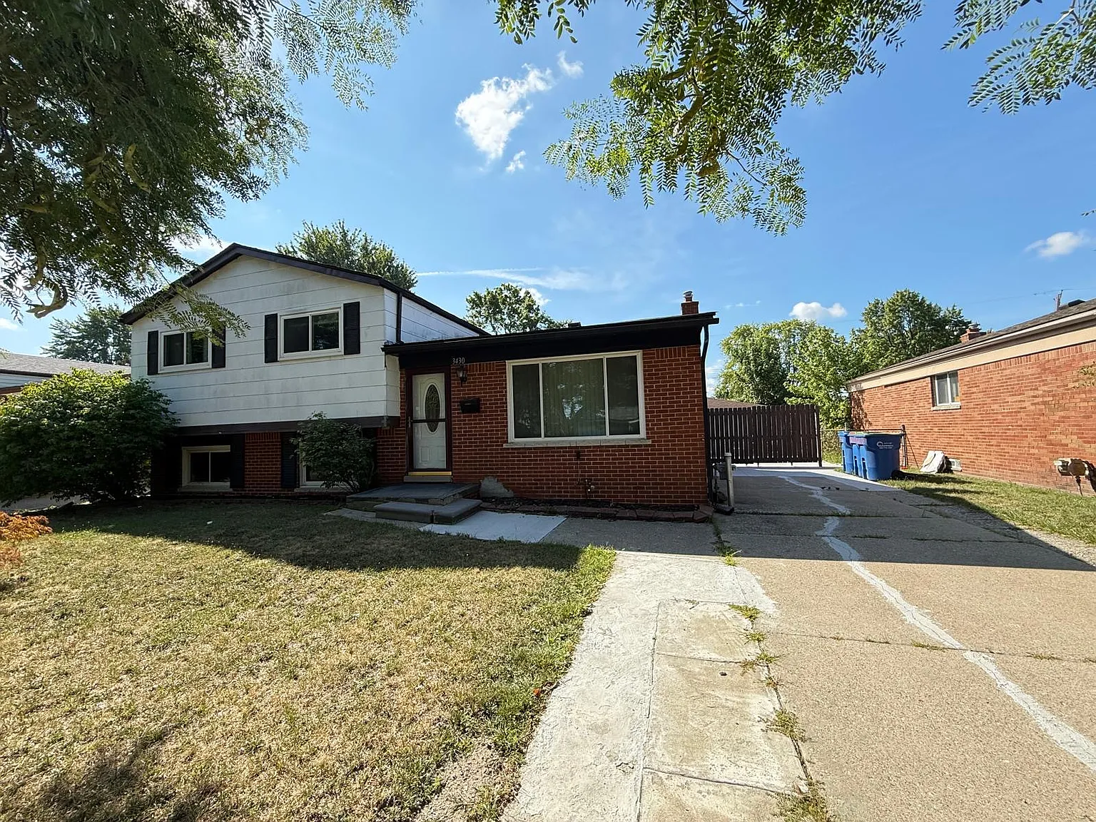 4 bed, 1.5 bath, 2017 sqft, $1,900 — Photo 2