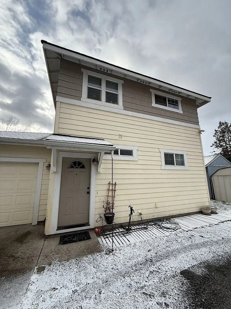 Building Photo - 512 NE Emerson Ave #3
