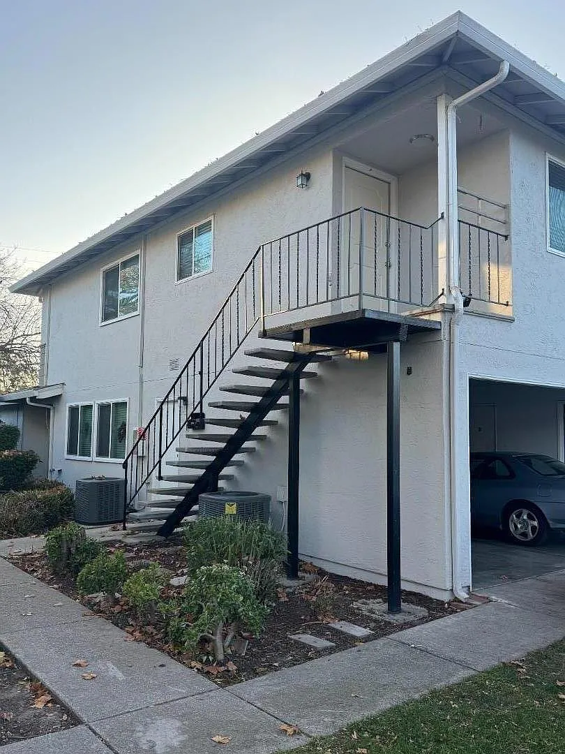1044 Mohr Ln APT D photo 1