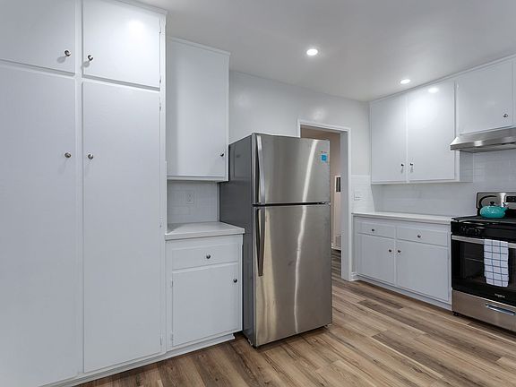 3rd image of 123-125 N Myrtle Ave #125C