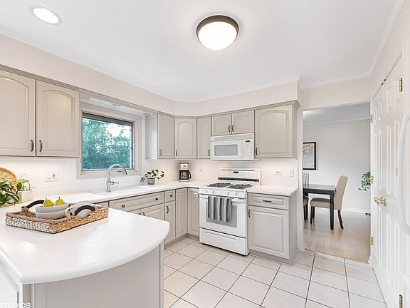 4th image of 2925 N Huntington Dr