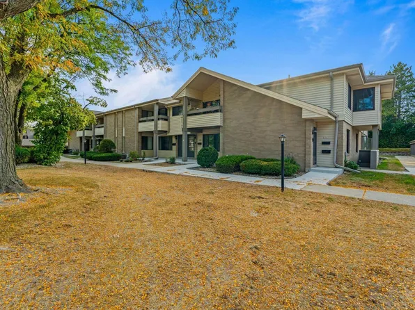1593 South Carriage LANE, New Berlin, WI 53151