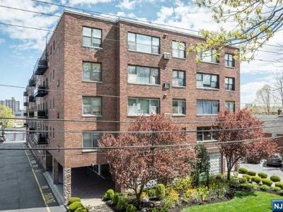 275 Hoym St APT 5C, Fort Lee, NJ, 07024