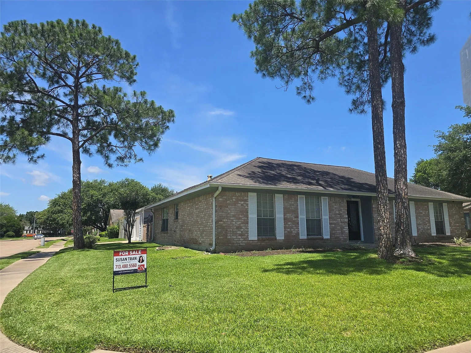 4 bed, 2.0 bath, 1805 sqft, $2,600 — Photo 2