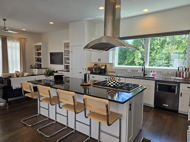 1506 Ward Ave — Photo 4