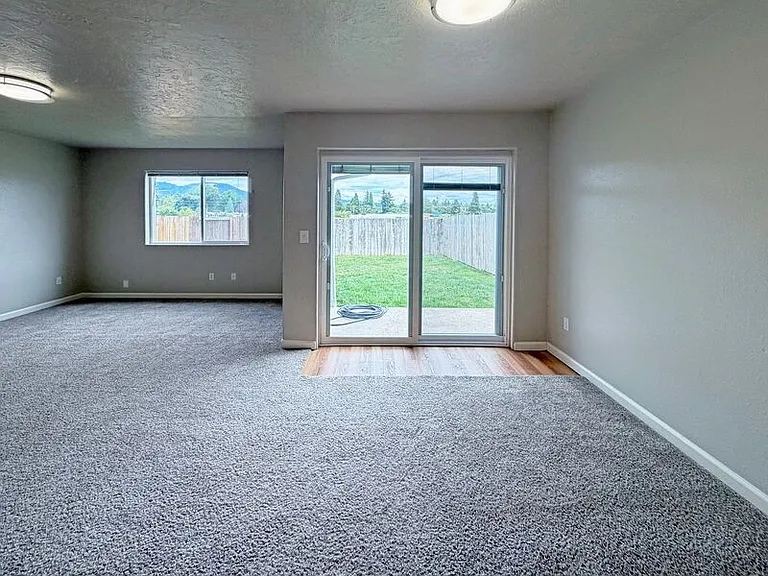 780 Cloverleaf Loop — Photo 6
