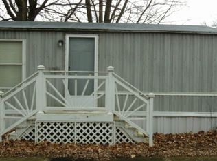 846 E 3rd St, Flora, IL 62839