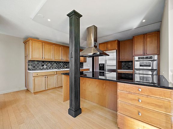 2nd image of 360 E Randolph St #270506