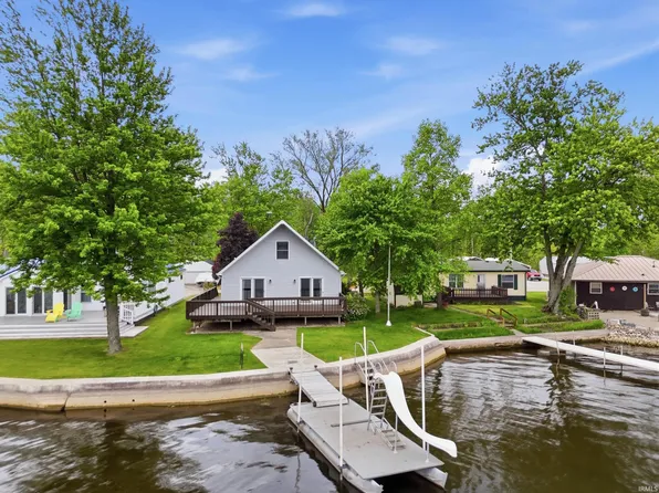 46 W Waldron Lake Dr, Wawaka, IN 46794