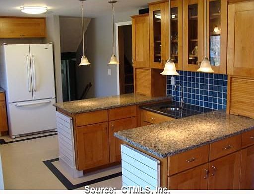 Uniquel remodeled kitchen with granite!